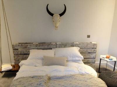 https://www.gasandairstudios.co.uk/wp-content/uploads/2015/08/pallet-bed-frame-2-400x300.jpg